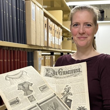 Collectiespecialist Karin Vingerhoets met het tijdschrift De Gracieuse.