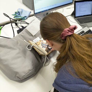 Een standplaatscontroleur neemt een boek onder de loep.