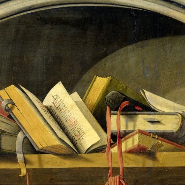 Stilleven met verschillende open en gesloten boeken liggend op een plank in een nis. In het midden een pennenkoker, rechts een ronde en een rechthoekige doos. Tiele-dag.