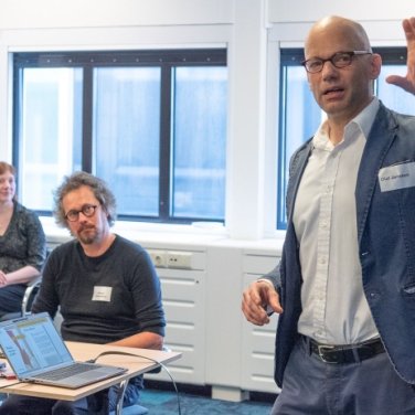 Wikimedia-coördinator Olaf Janssen geeft een lezing